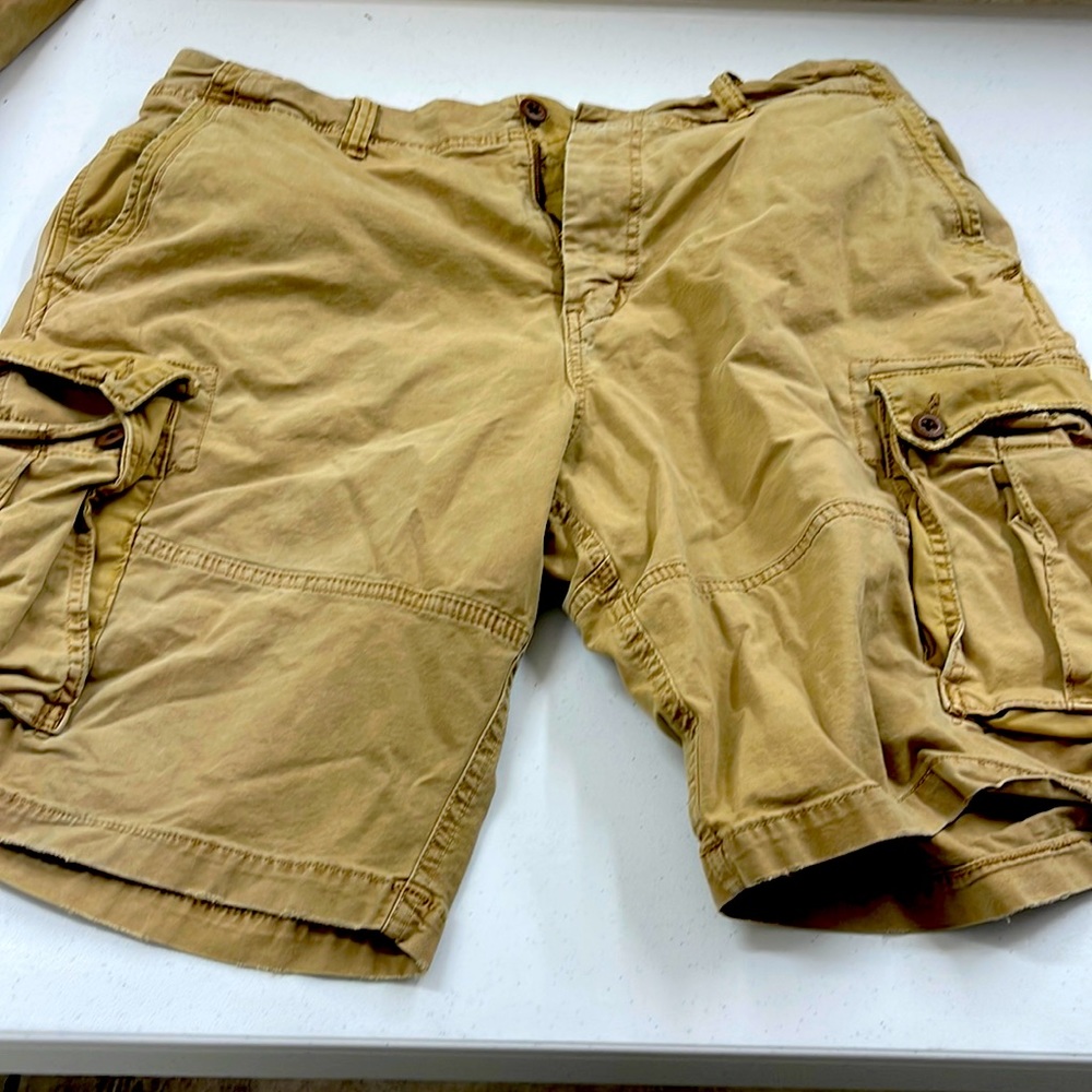 Men’s American Eagle khaki shorts